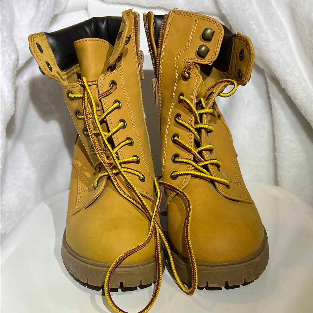 SO Women's Tan Lace-Up Work Boots